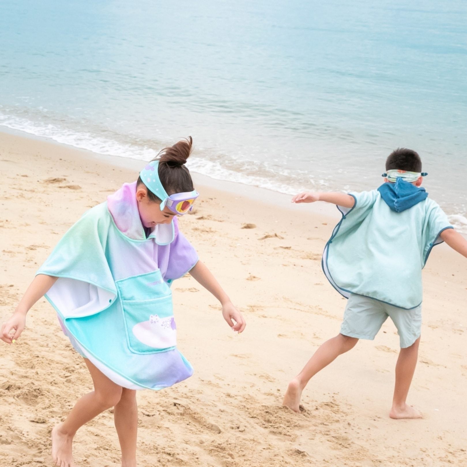 Ponchos & Towels - Marcus & Marcus
