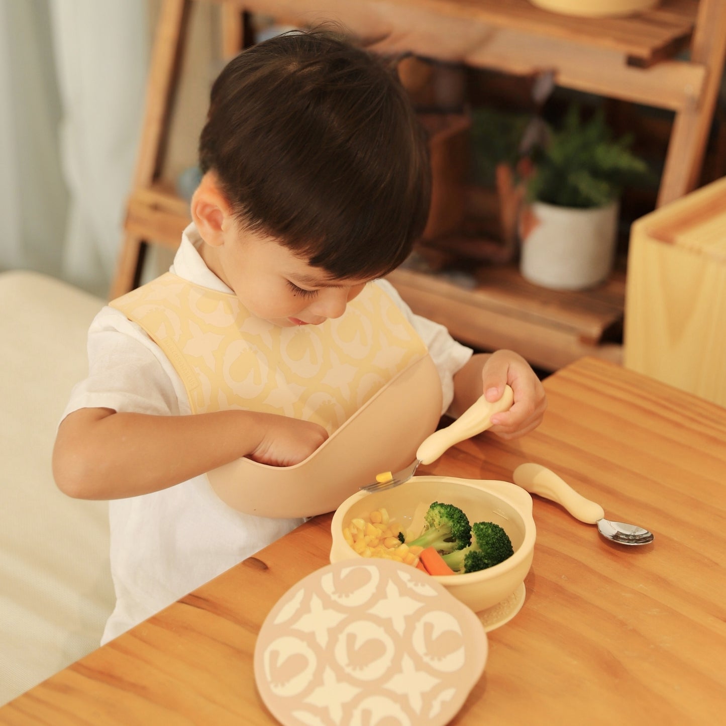 Wide Coverage Silicone Bib