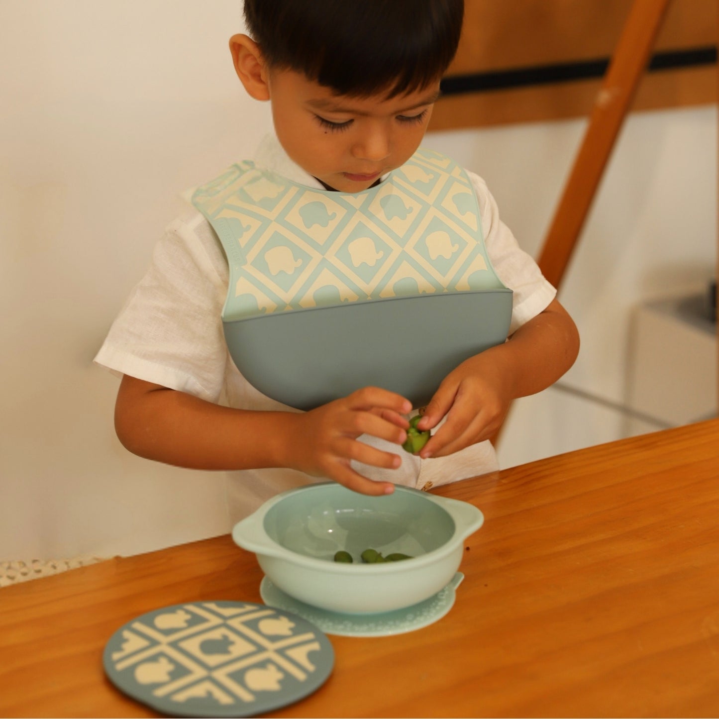 Wide Coverage Silicone Bib