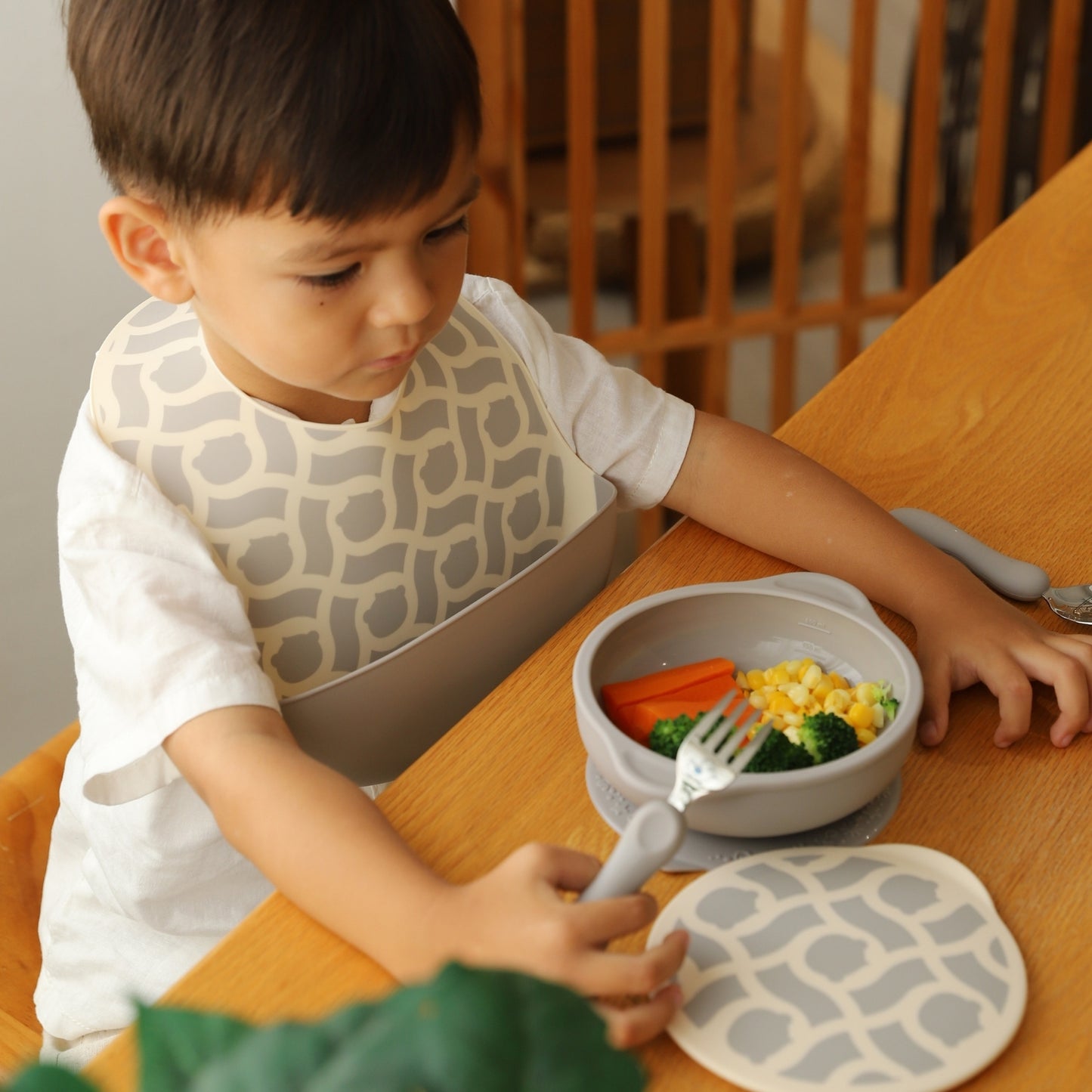 Wide Coverage Silicone Bib